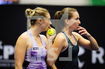 2022-10-06 - Alicia Barnett of Great Britain & Olivia Nicholls of Great Britain in action during the doubles quarter-final of the 2022 Agel Open WTA 500 tennis tournament on October 6, 2022 in Ostrava, Czech Republic - TENNIS - WTA - AGEL OPEN 2022 - INTERNATIONALS - TENNIS