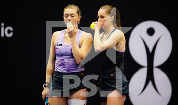 2022-10-06 - Alicia Barnett of Great Britain & Olivia Nicholls of Great Britain in action during the doubles quarter-final of the 2022 Agel Open WTA 500 tennis tournament on October 6, 2022 in Ostrava, Czech Republic - TENNIS - WTA - AGEL OPEN 2022 - INTERNATIONALS - TENNIS