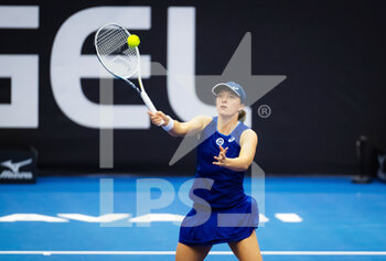 2022-10-07 - Iga Swiatek of Poland in action against Catherine McNally of the United States during the quarter-final of the 2022 Agel Open WTA 500 tennis tournament on October 7, 2022 in Ostrava, Czech Republic - TENNIS - WTA - AGEL OPEN 2022 - INTERNATIONALS - TENNIS