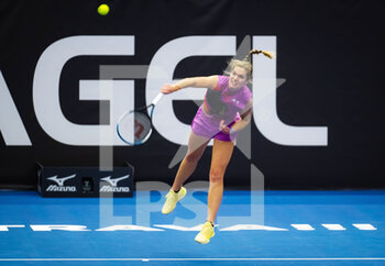 2022-10-07 - Catherine McNally of the United States in action against Iga Swiatek of Poland during the quarter-final of the 2022 Agel Open WTA 500 tennis tournament on October 7, 2022 in Ostrava, Czech Republic - TENNIS - WTA - AGEL OPEN 2022 - INTERNATIONALS - TENNIS