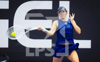 2022-10-07 - Iga Swiatek of Poland in action against Catherine McNally of the United States during the quarter-final of the 2022 Agel Open WTA 500 tennis tournament on October 7, 2022 in Ostrava, Czech Republic - TENNIS - WTA - AGEL OPEN 2022 - INTERNATIONALS - TENNIS