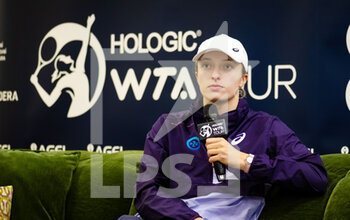 2022-10-07 - Iga Swiatek of Poland talks to the media after the quarter-final of the 2022 Agel Open WTA 500 tennis tournament on October 7, 2022 in Ostrava, Czech Republic - TENNIS - WTA - AGEL OPEN 2022 - INTERNATIONALS - TENNIS