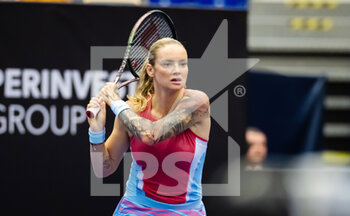 2022-10-07 - Tereza Martincova of the Czech Republic in action against Ekaterina Alexandrova of Russia during the quarter-final of the 2022 Agel Open WTA 500 tennis tournament on October 7, 2022 in Ostrava, Czech Republic - TENNIS - WTA - AGEL OPEN 2022 - INTERNATIONALS - TENNIS