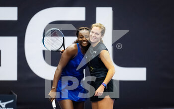 2022-10-08 - Alycia Parks of the United States & Catherine McNally of the United States in action during the doubles semi-final of the 2022 Agel Open WTA 500 tennis tournament on October 8, 2022 in Ostrava, Czech Republic - TENNIS - WTA - AGEL OPEN 2022 - INTERNATIONALS - TENNIS