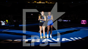 2022-10-09 - Catherine McNally of the United States & Alycia Parks of the United States pose with their trophies after the doubles final of the 2022 Agel Open WTA 500 tennis tournament on October 9, 2022 in Ostrava, Czech Republic - TENNIS - WTA - AGEL OPEN 2022 - INTERNATIONALS - TENNIS
