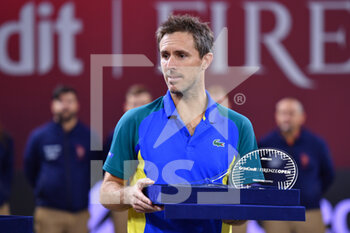 2022-10-16 - Edouard Roger-Vasselin poses with the trophy - UNICREDIT FIRENZE OPEN - DOUBLES FINAL - INTERNATIONALS - TENNIS