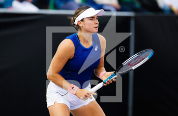 2022-10-18 - Caroline Dolehide of the United States in action against Danielle Collins of the United States during her first-round match at the 2022 WTA Guadalajara Open Akron WTA 1000 tennis tournament on October 18, 2022 in Guadalajara, Mexico - TENNIS - WTA - GUADALAJARA OPEN AKRON 2022 - INTERNATIONALS - TENNIS