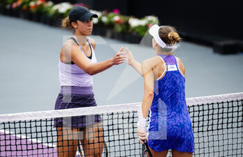 2022-10-18 - Madison Keys of the United States & Magda Linette of Poland in action during the first round of the 2022 WTA Guadalajara Open Akron WTA 1000 tennis tournament on October 18, 2022 in Guadalajara, Mexico - TENNIS - WTA - GUADALAJARA OPEN AKRON 2022 - INTERNATIONALS - TENNIS