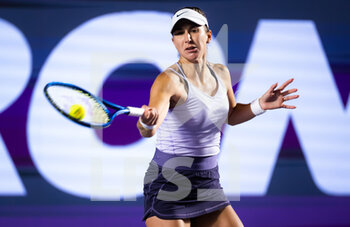 2022-10-19 - Belinda Bencic of Switzerland in action against Sloane Stephens of the United States during the second round of the 2022 WTA Guadalajara Open Akron WTA 1000 tennis tournament on October 19, 2022 in Guadalajara, Mexico - TENNIS - WTA - GUADALAJARA OPEN AKRON 2022 - INTERNATIONALS - TENNIS