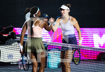 2022-10-19 - Sloane Stephens of the United States & Belinda Bencic of Switzerland in action during the second round of the 2022 WTA Guadalajara Open Akron WTA 1000 tennis tournament on October 19, 2022 in Guadalajara, Mexico - TENNIS - WTA - GUADALAJARA OPEN AKRON 2022 - INTERNATIONALS - TENNIS