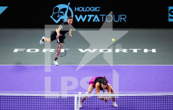 2022-11-01 - Desirae Krawczyk of the United States & Demi Schuurs of the Netherlands in action during the first round-robin match of the 2022 WTA Finals Fort Worth tennis tournament on October 31, 2022 in Fort Worth, United States - TENNIS - 2022 WTA FINALS FORT WORTH - INTERNATIONALS - TENNIS