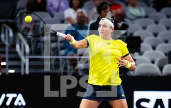 2022-11-01 - Ons Jabeur of Tunisia in action against Aryna Sabalenka of Belarus during the first round-robin match of the 2022 WTA Finals Fort Worth tennis tournament on October 31, 2022 in Fort Worth, United States - TENNIS - 2022 WTA FINALS FORT WORTH - INTERNATIONALS - TENNIS