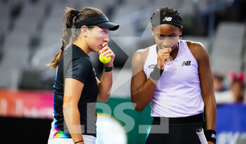 2022-11-01 - Jessica Pegula of the United States & Coco Gauff of the United States in action during their first round-robin doubles match at the 2022 WTA Finals Fort Worth tennis tournament on October 31, 2022 in Fort Worth, United States - TENNIS - 2022 WTA FINALS FORT WORTH - INTERNATIONALS - TENNIS