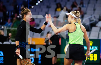 2022-11-01 - Elise Mertens of Belgium & Veronika Kudermetova of Russia in action during their first round-robin doubles match at the 2022 WTA Finals Fort Worth tennis tournament on November 1, 2022 in Fort Worth, United States - TENNIS - 2022 WTA FINALS FORT WORTH - INTERNATIONALS - TENNIS