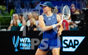 2022-11-01 - Iga Swiatek of Poland in action against Daria Kasatkina of Russia during her first round-robin match at the 2022 WTA Finals Fort Worth tennis tournament on November 1, 2022 in Fort Worth, United States - TENNIS - 2022 WTA FINALS FORT WORTH - INTERNATIONALS - TENNIS