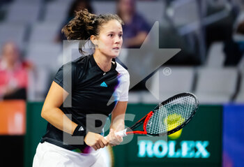 2022-11-01 - Daria Kasatkina of Russia in action against Iga Swiatek of Poland during her first round-robin match at the 2022 WTA Finals Fort Worth tennis tournament on November 1, 2022 in Fort Worth, United States - TENNIS - 2022 WTA FINALS FORT WORTH - INTERNATIONALS - TENNIS