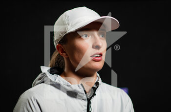 2022-11-01 - Iga Swiatek of Poland talks to the media after her first round-robin match of the 2022 WTA Finals Fort Worth tennis tournament on November 1, 2022 in Fort Worth, United States - TENNIS - 2022 WTA FINALS FORT WORTH - INTERNATIONALS - TENNIS