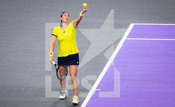 2022-11-02 - Ons Jabeur of Tunisia in action against Jessica Pegula of the United States during the second round-robin match at the 2022 WTA Finals Fort Worth tennis tournament on November 2, 2022 in Fort Worth, United States - TENNIS - 2022 WTA FINALS FORT WORTH - INTERNATIONALS - TENNIS