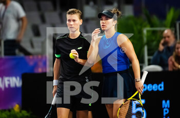 2022-11-02 - Desirae Krawczyk of the United States & Demi Schuurs of the Netherlands in action during their second round-robin doubles match at the 2022 WTA Finals Fort Worth tennis tournament on November 2, 2022 in Fort Worth, United States - TENNIS - 2022 WTA FINALS FORT WORTH - INTERNATIONALS - TENNIS