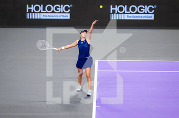2022-11-03 - Iga Swiatek of Poland in action against Caroline Garcia of France during her second round-robin match at the 2022 WTA Finals Fort Worth tennis tournament on November 3, 2022 in Fort Worth, United States - TENNIS - 2022 WTA FINALS FORT WORTH - INTERNATIONALS - TENNIS