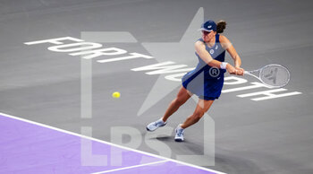 2022-11-03 - Iga Swiatek of Poland in action against Caroline Garcia of France during her second round-robin match at the 2022 WTA Finals Fort Worth tennis tournament on November 3, 2022 in Fort Worth, United States - TENNIS - 2022 WTA FINALS FORT WORTH - INTERNATIONALS - TENNIS