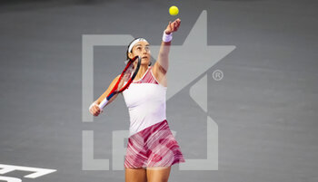 2022-11-03 - Caroline Garcia of France in action against Iga Swiatek of Poland during the second round-robin match at the 2022 WTA Finals Fort Worth tennis tournament on November 3, 2022 in Fort Worth, United States - TENNIS - 2022 WTA FINALS FORT WORTH - INTERNATIONALS - TENNIS