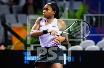 2022-11-05 - Coco Gauff of the United States in action against Iga Swiatek of Poland during her third round-robin match at the 2022 WTA Finals Fort Worth tennis tournament on November 5, 2022 in Fort Worth, United States - TENNIS - 2022 WTA FINALS FORT WORTH - INTERNATIONALS - TENNIS