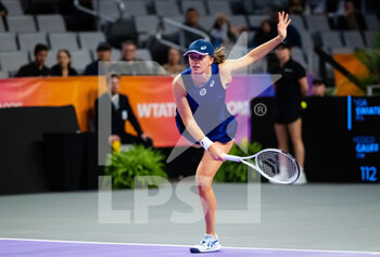 2022-11-05 - Iga Swiatek of Poland in action against Coco Gauff of the United States during her third round-robin match at the 2022 WTA Finals Fort Worth tennis tournament on November 5, 2022 in Fort Worth, United States - TENNIS - 2022 WTA FINALS FORT WORTH - INTERNATIONALS - TENNIS
