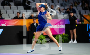 2022-11-05 - Iga Swiatek of Poland in action against Coco Gauff of the United States during her third round-robin match at the 2022 WTA Finals Fort Worth tennis tournament on November 5, 2022 in Fort Worth, United States - TENNIS - 2022 WTA FINALS FORT WORTH - INTERNATIONALS - TENNIS