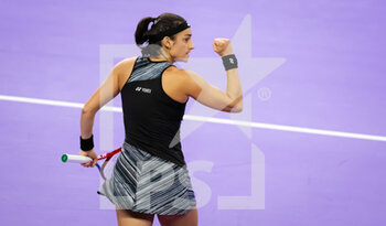 2022-11-06 - Caroline Garcia of France in action against Maria Sakkari of Greece during her semi-final match at the 2022 WTA Finals Fort Worth tennis tournament on November 6, 2022 in Fort Worth, United States - TENNIS - 2022 WTA FINALS FORT WORTH - INTERNATIONALS - TENNIS