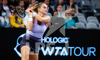 2022-11-06 - Aryna Sabalenka of Belarus in action against Iga Swiatek of Poland during the semi-final of the 2022 WTA Finals Fort Worth tennis tournament on November 6, 2022 in Fort Worth, United States - TENNIS - 2022 WTA FINALS FORT WORTH - INTERNATIONALS - TENNIS