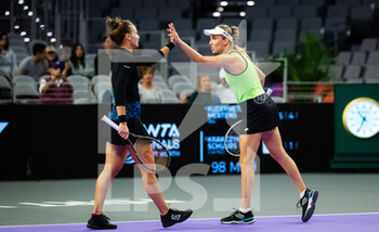 2022-11-06 - Veronika Kudermetova of Russia & Elise Mertens of Belgium in action during the doubles semi-final of the 2022 WTA Finals Fort Worth tennis tournament on November 6, 2022 in Fort Worth, United States - TENNIS - 2022 WTA FINALS FORT WORTH - INTERNATIONALS - TENNIS
