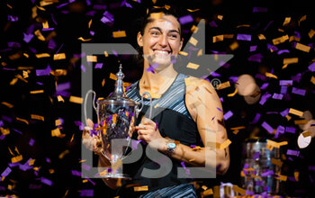 2022-11-07 - Caroline Garcia of France poses with the champions trophy after winning the final against Aryna Sabalenka of Belarus at the 2022 WTA Finals Fort Worth tennis tournament on November 7, 2022 in Fort Worth, United States - TENNIS - 2022 WTA FINALS FORT WORTH - INTERNATIONALS - TENNIS
