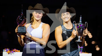 2022-11-07 - Aryna Sabalenka of Belarus & Caroline Garcia of France pose with their trophies after the final of the 2022 WTA Finals Fort Worth tennis tournament on November 7, 2022 in Fort Worth, United States - TENNIS - 2022 WTA FINALS FORT WORTH - INTERNATIONALS - TENNIS