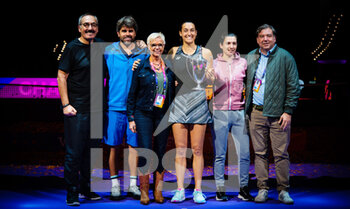 2022-11-07 - Caroline Garcia of France poses with her parents after winning the final against Aryna Sabalenka of Belarus at the 2022 WTA Finals Fort Worth tennis tournament on November 7, 2022 in Fort Worth, United States - TENNIS - 2022 WTA FINALS FORT WORTH - INTERNATIONALS - TENNIS