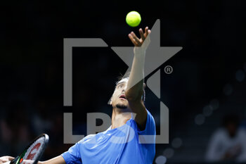 24/11/2022 - Lorenzo Sonego of Italy in action against Frances Tiafoe of United States during the first tennis match from Davis Cup Finals 2022, Quarter-Finals round, played between Italy and United States on november 24, 2022 at Palacio de Deportes Martin Carpena pavilion in Malaga, Spain - TENNIS - DAVIS CUP FINALS 2022 - ITALY V UNITED STATES - INTERNAZIONALI - TENNIS