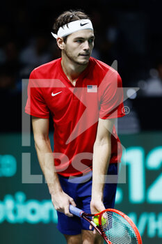 24/11/2022 - Taylor Fritz of United States in action against Lorenzo Musetti of Italy during the second tennis match from Davis Cup Finals 2022, Quarter-Finals round, played between Italy and United States on november 24, 2022 at Palacio de Deportes Martin Carpena pavilion in Malaga, Spain - TENNIS - DAVIS CUP FINALS 2022 - ITALY V UNITED STATES - INTERNAZIONALI - TENNIS