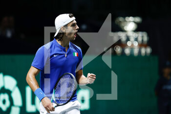 24/11/2022 - Lorenzo Musetti of Italy in action against Taylor Fritz of United States during the second tennis match from Davis Cup Finals 2022, Quarter-Finals round, played between Italy and United States on november 24, 2022 at Palacio de Deportes Martin Carpena pavilion in Malaga, Spain - TENNIS - DAVIS CUP FINALS 2022 - ITALY V UNITED STATES - INTERNAZIONALI - TENNIS