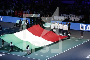 2022-11-26 - Italy's team with flag - DAVIS CUP - SEMI FINAL - ITALY VS CANADA - INTERNATIONALS - TENNIS