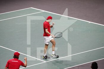2022-11-26 - Denis Shapovalov supported by canadian's captain - DAVIS CUP - SEMI FINAL - ITALY VS CANADA - INTERNATIONALS - TENNIS