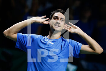 2022-11-26 - Lorenzo Sonego of Italy celebrates the victory against Denis Shapovalov of Canada during the first tennis match from Davis Cup Finals 2022, Semi-Finals round, played between Italy and Canada on november 26, 2022 at Palacio de Deportes Martin Carpena pavilion in Malaga, Spain - TENNIS - DAVIS CUP FINALS 2022 - ITALY V CANADA - INTERNATIONALS - TENNIS