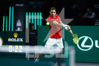 2022-11-26 - Felix Auger-Aliassime of Canada in action against Lorenzo Musetti of Italy during the second tennis match from Davis Cup Finals 2022, Semi-Finals round, played between Italy and Canada on november 26, 2022 at Palacio de Deportes Martin Carpena pavilion in Malaga, Spain - TENNIS - DAVIS CUP FINALS 2022 - ITALY V CANADA - INTERNATIONALS - TENNIS