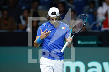 2022-11-26 - Lorenzo Musetti of Italy in action against Felix Auger-Aliassime of Canada during the second tennis match from Davis Cup Finals 2022, Semi-Finals round, played between Italy and Canada on november 26, 2022 at Palacio de Deportes Martin Carpena pavilion in Malaga, Spain - TENNIS - DAVIS CUP FINALS 2022 - ITALY V CANADA - INTERNATIONALS - TENNIS