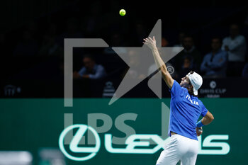 2022-11-26 - Lorenzo Musetti of Italy in action against Felix Auger-Aliassime of Canada during the second tennis match from Davis Cup Finals 2022, Semi-Finals round, played between Italy and Canada on november 26, 2022 at Palacio de Deportes Martin Carpena pavilion in Malaga, Spain - TENNIS - DAVIS CUP FINALS 2022 - ITALY V CANADA - INTERNATIONALS - TENNIS