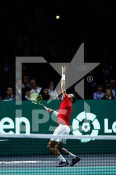 2022-11-26 - Felix Auger-Aliassime of Canada in action against Lorenzo Musetti of Italy during the second tennis match from Davis Cup Finals 2022, Semi-Finals round, played between Italy and Canada on november 26, 2022 at Palacio de Deportes Martin Carpena pavilion in Malaga, Spain - TENNIS - DAVIS CUP FINALS 2022 - ITALY V CANADA - INTERNATIONALS - TENNIS