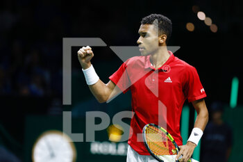 2022-11-26 - Felix Auger-Aliassime of Canada plays doubles with Vasek Popisil against Matteo Berretini and Fabio Fognini of Italy during the third doubles tennis match from Davis Cup Finals 2022, Semi-Finals round, played between Italy and Canada on november 26, 2022 at Palacio de Deportes Martin Carpena pavilion in Malaga, Spain - TENNIS - DAVIS CUP FINALS 2022 - ITALY V CANADA - INTERNATIONALS - TENNIS