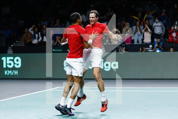 2022-11-26 - Felix Auger-Aliassime and Vasek Popisil of Canada play doubles and celebrate the victory against Matteo Berretini and Fabio Fognini of Italy during the third doubles tennis match from Davis Cup Finals 2022, Semi-Finals round, played between Italy and Canada on november 26, 2022 at Palacio de Deportes Martin Carpena pavilion in Malaga, Spain - TENNIS - DAVIS CUP FINALS 2022 - ITALY V CANADA - INTERNATIONALS - TENNIS