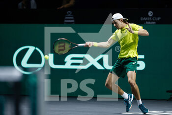 27/11/2022 - Alex de Minaur of Australia in action against Felix Auger-Aliassime of Canada during the second tennis match from Davis Cup Finals 2022, Final, between Canada and Australia on november 27, 2022 at Palacio de Deportes Martin Carpena pavilion in Malaga, Spain - TENNIS - DAVIS CUP FINALS 2022 - CANADA V AUSTRALIA - INTERNAZIONALI - TENNIS