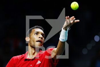 27/11/2022 - Felix Auger-Aliassime of Canada in action against Alex de Minaur of Australia during the second tennis match from Davis Cup Finals 2022, Final, between Canada and Australia on november 27, 2022 at Palacio de Deportes Martin Carpena pavilion in Malaga, Spain - TENNIS - DAVIS CUP FINALS 2022 - CANADA V AUSTRALIA - INTERNAZIONALI - TENNIS