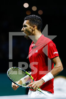 27/11/2022 - Felix Auger-Aliassime of Canada in action against Alex de Minaur of Australia during the second tennis match from Davis Cup Finals 2022, Final, between Canada and Australia on november 27, 2022 at Palacio de Deportes Martin Carpena pavilion in Malaga, Spain - TENNIS - DAVIS CUP FINALS 2022 - CANADA V AUSTRALIA - INTERNAZIONALI - TENNIS